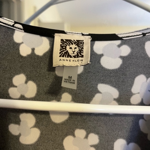 Decorative plunge line blouse with cinched waist - Picture 4 of 4